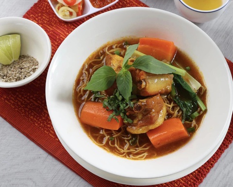 Hứa Vĩ Văn chia sẻ nước lèo trong mì sườn kho được nấu trong 8 tiếng - Ảnh: HỒ LAM Hứa Vĩ Văn tiết lộ rằng nước lèo trong mì sườn kho được nấu trong 8 tiếng