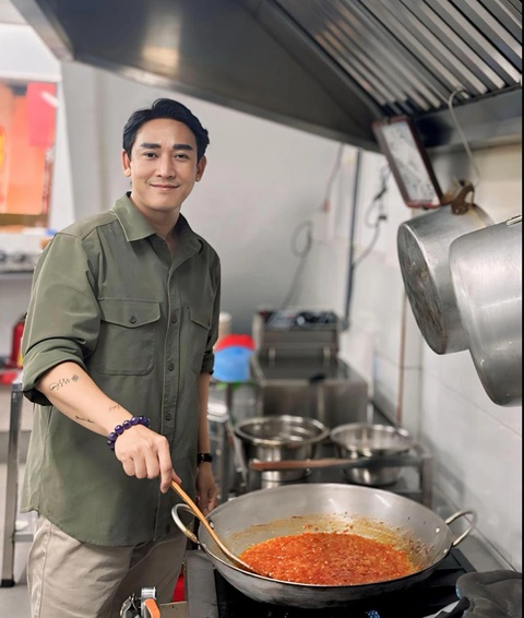 Hứa Vĩ Văn tin mì sườn kho Chợ Lớn đọ được mì Ramen, Udon- Ảnh 1. Ca sĩ Hứa Vĩ Văn mong giữ gìn hương vị ẩm thực của người Hoa ở Việt Nam