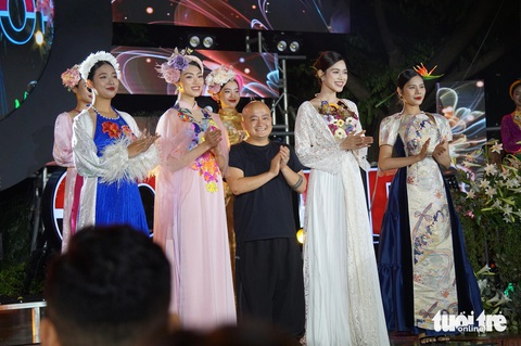 Nhà thiết kế Cao Minh Tiến (giữa) bên Hoa hậu Đỗ Thị Hà (thứ 2 bìa phải), Hoa hậu Thể thao Việt Nam 2023 Đoàn Thu Thủy (thứ 2 bìa trái) và các người mẫu - Ảnh: THIÊN ĐIỂU Nhà thiết kế Cao Minh Tiến (giữa) bên Hoa hậu Đỗ Thị Hà (thứ 2 bìa phải), Hoa hậu Thể thao Việt Nam 2023 Đoàn Thu Thủy (thứ 2 bìa trái) và các người mẫu - Ảnh: THIÊN ĐIỂU