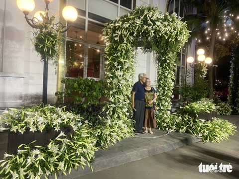 Khán giả check-in cùng cổng hoa bách hợp đêm 19-4 - Ảnh: T.ĐIỂU Khán giả check-in cùng cổng hoa bách hợp đêm 19-4 - Ảnh: T.ĐIỂU