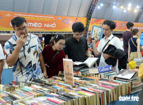 Ngày đầu năm nhiều bạn trẻ mê sách đi hái lộc - Ảnh: TỰ TRUNG Ngày đầu năm nhiều bạn trẻ mê sách đi hái lộc ở Đường sách TP.HCM - Ảnh: TỰ TRUNG