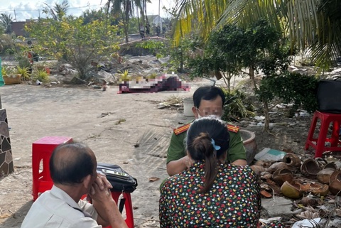 Bị em trai của vợ hờ cùng bạn đánh, thanh niên đâm chết cả hai- Ảnh 1. Công an khám nghiệm hiện trường vụ 2 người bị đâm chết - Ảnh: AN LONG