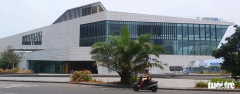 Xót xa bến du thuyền trăm tỉ hoang phế bên bờ sông Hàn- Ảnh 9. Nhà hàng, bến du thuyền này nằm ở trung tâm thành phố - Ảnh: ĐOÀN CƯỜNG