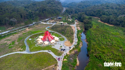 Làng K'long K'lanh, phim trường Lật mặt 7, có gì?- Ảnh 1. Toàn cảnh Lý Hải Studio - bối cảnh quay Lật mặt 7 nằm bên quốc lộ 27C - cung đường hoa và biển kết nối Nha Trang và Đà Lạt - Ảnh: TÔ CƯỜNG