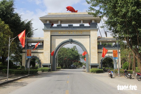Vụ đặt tên xã 'Đôi Hậu' sau sáp nhập: Đổi lại thành xã Quỳnh An- Ảnh 1. Cổng làng vào xã Quỳnh Đôi, huyện Quỳnh Lưu - Ảnh: DOÃN HÒA