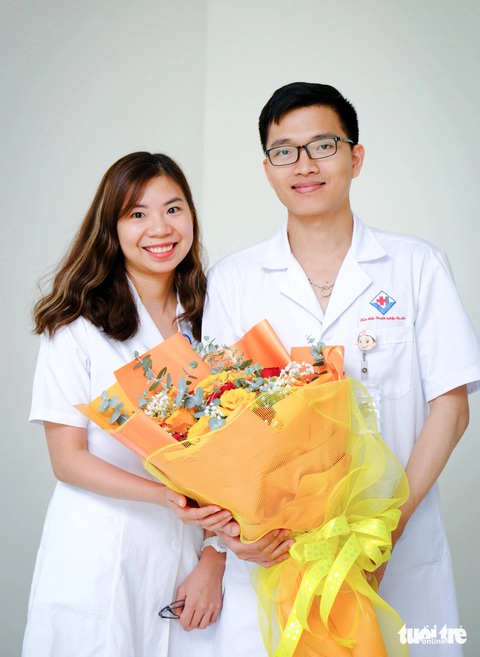 Vinh danh vợ chồng bác sĩ cấp cứu nạn nhân vụ xe chở đoàn Cục Quản lý thị trường - Tuổi Trẻ Online