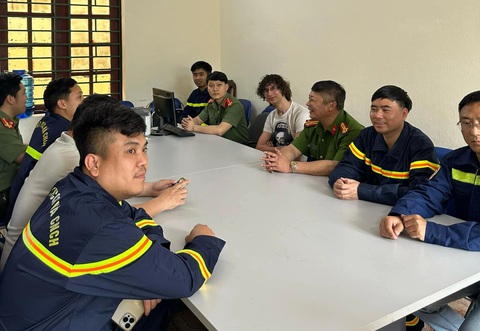 Du khách Anh 18 tuổi lạc trong rừng gửi thư cảm ơn đoàn cứu hộ- Ảnh 3. Du khách Anh trao đổi với lực lượng công an sau khi được tìm thấy - Ảnh: Công an tỉnh Lai Châu