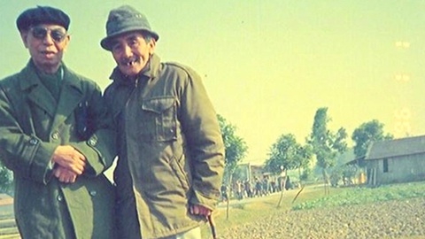 Giải mã huyền thoại Tạ Đình Đề - Kỳ 8: Loạt đạn thử tài và đội bóng Tạ Đình Đề- Ảnh 1. Tạ Đình Đề (phải) và thượng tướng Hoàng Minh Thảo - Ảnh gia đình cung cấp