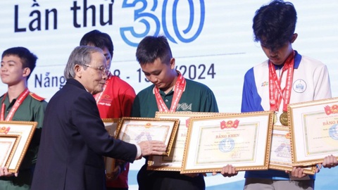 Sinh viên IT giành huy chương vàng cả hai môn kỳ thi Olympic toán- Ảnh 2. Võ Văn Thành (bìa phải) nhận huy chương và bằng khen của BTC kỳ thi Olympic toán học vừa qua - Ảnh: NVCC