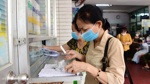 Người bệnh mạn tính lấy thuốc 2 tháng/lần, có phải lợi đôi đường?- Ảnh 1. Bệnh nhân lấy thuốc có bảo hiểm y tế tại bệnh viện quận 1, TP.HCM - Ảnh: DUYÊN PHAN