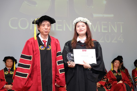 Nữ sinh tốt nghiệp thủ khoa đại học sau 3,5 năm học- Ảnh 1. Nữ sinh viên Lê Thị Bích Đào (phải) nhận học bổng thạc sĩ với mức hỗ trợ 100% học phí và sinh hoạt phí 15 triệu đồng/tháng - Ảnh: N.T.