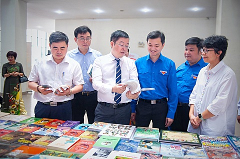 Ngày Sách và Văn hóa đọc: Thanh niên phải luôn có sách đồng hành- Ảnh 1. Thứ trưởng Bộ Thông tin và Truyền thông Nguyễn Thanh Lâm (thứ ba từ trái qua) và Bí thư Trung ương Đoàn Nguyễn Minh Triết (thứ tư từ trái qua) xem triển lãm sách tại lễ phát động - Ảnh: BTC