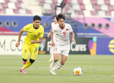 U23 Việt Nam nguy cơ đối đầu nhà vô địch U23 Saudi Arabia ở tứ kết- Ảnh 1. U23 Việt Nam (áo trắng) nhiều khả năng phải đương đầu với đối thủ rất mạnh là U23 Saudi Arabia ở tứ kết - Ảnh: VFF