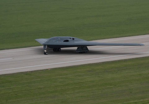 Một chiếc B-2 chuẩn bị cất cánh trên đường băng ở căn cứ Whiteman- Ảnh: U.S. Air Force Một chiếc B-2 chuẩn bị cất cánh trên đường băng ở căn cứ Whiteman- Ảnh: U.S. Air Force