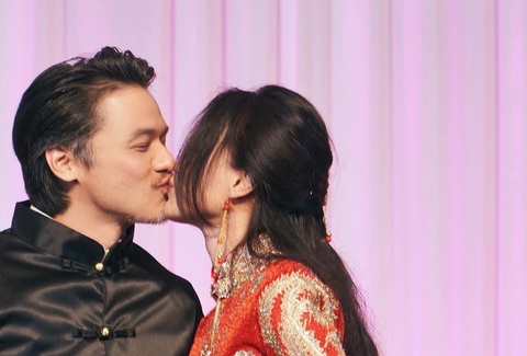 Cặp đôi không ngần ngại dành cho nhau nụ hôn ngọt ngào trước mặt nhiều khách mời Cặp đôi không ngần ngại dành cho nhau nụ hôn ngọt ngào trước mặt nhiều khách mời