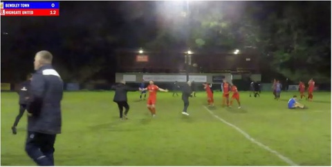 Đội bóng Anh ghi 12 bàn thắng để 'lội ngược dòng' hiệu số khó tin- Ảnh 1. Highgate United ăn mừng chiến thắng khó tin trước Bewdley Town - Ảnh: Getty