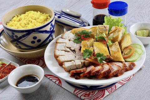 Hứa Vĩ Văn tin mì sườn kho Chợ Lớn đọ được mì Ramen, Udon- Ảnh 2. Cơm tam bảo của người Hoa gồm: cơm, heo quay, xá xíu, gà, rau và ăn cùng canh