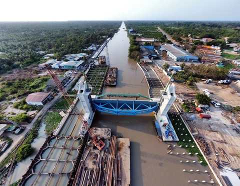 Cống ngăn mặn, Cống ngăn mặn Nguyễn Tấn Thành (tỉnh Tiền Giang) được vận hành tạm trong mùa khô 2024 và tiết kiệm được 10 tỉ đồng cho địa phương (vì không cần đắp đập tạm) và đã phát huy hiệu quả - Ảnh: M.TRƯỜNG