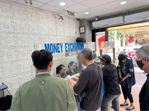 Tỉ giá USD tăng nóng, doanh nghiệp nhập khẩu đau đầu, méo mặt- Ảnh 1. Tỉ giá tăng nóng, giá bán USD bật tăng, nhiều doanh nghiệp nhập khẩu gặp khó khăn - Ảnh: THẢO THƯƠNG
