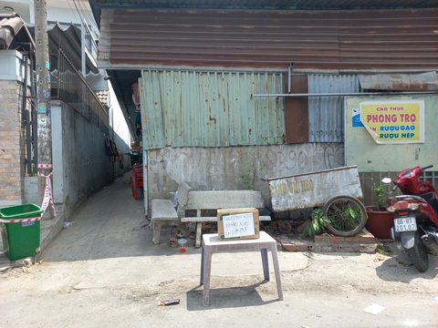 Đồng Nai: Thiếu nữ 17 tuổi bị người tình của mẹ sát hại tại nhà trọ- Ảnh 1. Khu trọ xảy ra vụ án - Ảnh: H.MI