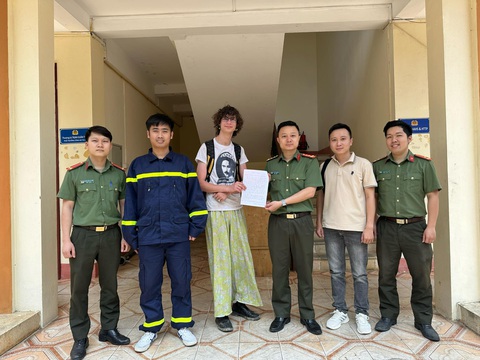 Hàng chục chiến sĩ suốt đêm tìm cứu du khách Anh 18 tuổi lạc trong rừng- Ảnh 2. Du khách Anh viết thư cảm ơn lực lượng cứu hộ, cứu nạn - Ảnh: Công an tỉnh Lai Châu