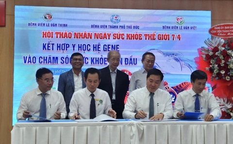 Ba bệnh viện ở TP Thủ Đức muốn kết hợp y học hệ gene vào chăm sóc sức khỏe ban đầu- Ảnh 1. Giám đốc ba bệnh viện và Trung tâm Y tế TP Thủ Đức ký kết biên bản ghi nhớ chương trình hành động