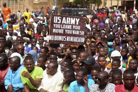 Người Niger tham gia tuần hành yêu cầu Mỹ rút quân khỏi nước ngày hôm 13-4 - Ảnh: REUTERS Người Niger tham gia tuần hành yêu cầu Mỹ rút quân khỏi nước ngày hôm 13-4 - Ảnh: REUTERS