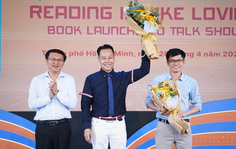Giám đốc Sở Thông tin và Truyền thông TP.HCM Lâm Đình Thắng (bìa trái) tặng hoa cho tác giả Trung Nghĩa (giữa) - Ảnh: BTC Giám đốc Sở Thông tin và Truyền thông TP.HCM Lâm Đình Thắng (bìa trái) tặng hoa cho tác giả Trung Nghĩa (giữa) - Ảnh: BTC