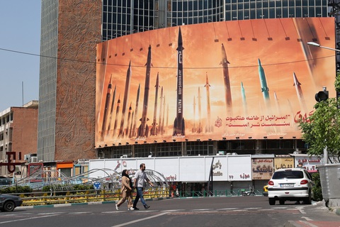 Iran - Israel trong vòng xoáy tấn công, đáp trả- Ảnh 1. Tấm biển chống Israel có hình tên lửa Iran tại Tehran vào ngày 19-4 - Ảnh: Reuters