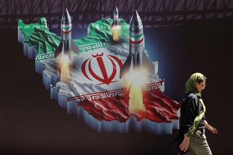Đại sứ Israel tại Việt Nam: Chúng tôi muốn hòa bình, kết thúc xung đột với Iran và Palestine- Ảnh 2. Một người dân Iran đi ngang qua tấm áp phích tại thủ đô Tehran thể hiện tiềm lực quốc phòng của Iran hôm 19-4 - Ảnh: REUTERS