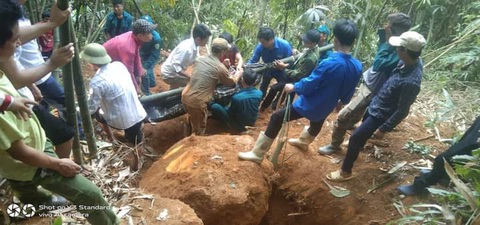 Đi đào dúi trong rừng, người đàn ông bị đá đè chết- Ảnh 1. Lực lượng chức năng đưa nạn nhân ra khỏi nơi bị nạn - Ảnh: T.TƯỜNG