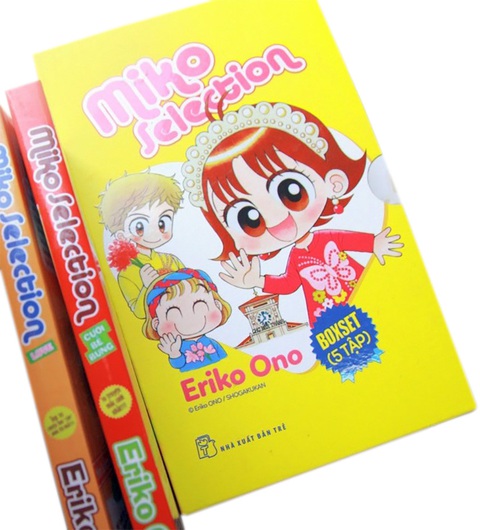 'Mẹ' của nhóc Miko đến Việt Nam- Ảnh 1. Boxset Nhóc Miko - cô bé nhí nhảnh với tranh Miko mặc áo dài trên nền chợ Bến Thành do tác giả vẽ riêng cho độc giả Việt Nam nhân chuyến thăm lần này