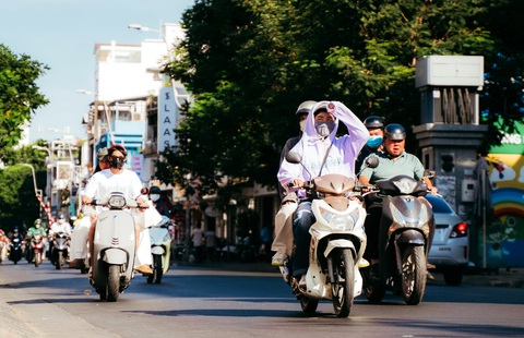 Sài Gòn tháng mấy có mưa, tiết trời dịu mát cho vừa lòng em- Ảnh 1. Nắng nóng gay gắt nhiều ngày qua ở TP.HCM khiến người dân mệt mỏi khi ra đường - Ảnh: THANH HIỆP