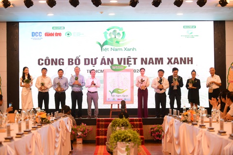 Nhà báo Trần Xuân Toàn - phó tổng biên tập báo Tuổi Trẻ - tặng chậu cây xanh cho các khách mời - Ảnh: QUANG ĐỊNH
