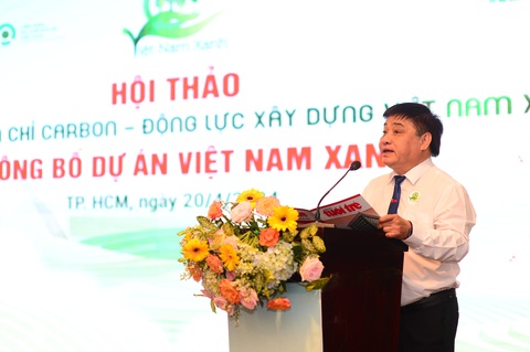 Nhà báo Lê Thế Chữ - tổng biên tập báo Tuổi Trẻ - chia sẻ tại hội thảo sáng 20-4 - Ảnh: QUANG ĐỊNH