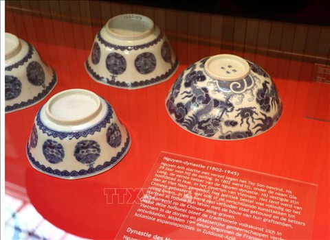 Độc đáo phòng trưng bày cổ vật Việt Nam tại bảo tàng Bỉ- Ảnh 2. Bát sứ thời nhà Nguyễn thế kỷ XIX - Ảnh: TTXVN