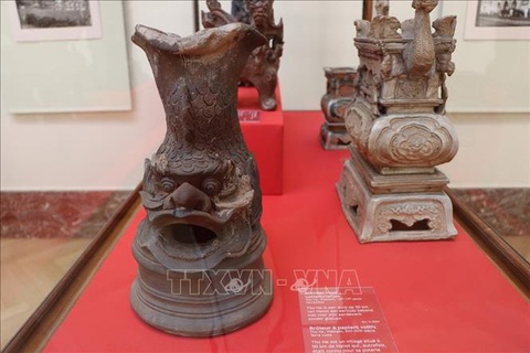 Độc đáo phòng trưng bày cổ vật Việt Nam tại bảo tàng Bỉ- Ảnh 1. Lò đốt vàng mã - sản phẩm gốm Thổ Hà, niên đại thế kỷ XVI-XVII - Ảnh: TTXVN