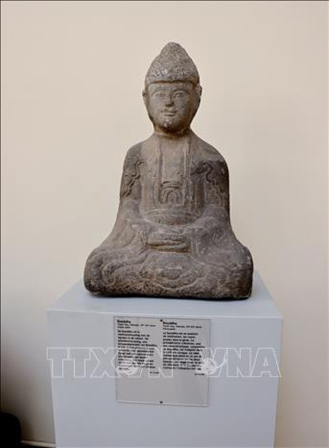 Độc đáo phòng trưng bày cổ vật Việt Nam tại bảo tàng Bỉ- Ảnh 3. Bức tượng Phật bằng đá có niên đại từ thế kỷ V-VI, được tìm thấy tại tỉnh Thanh Hóa - Ảnh: TTXVN