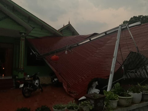 Mưa dông, lốc, một huyện ở Sơn La mất điện toàn bộ- Ảnh 1. Nhiều nhà dân ở Sơn La 'bay nóc' sau mưa dông chiều 20-4 - Ảnh: V.ANH