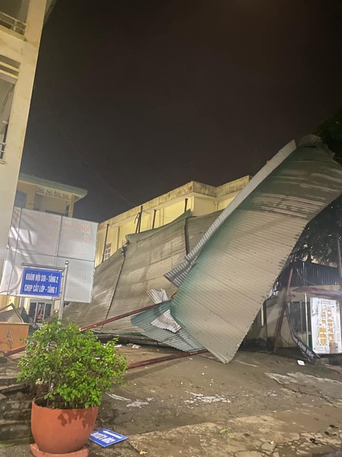 Mưa dông, lốc, một huyện ở Sơn La mất điện toàn bộ- Ảnh 3. Một dãy nhà bệnh viện ở huyện Phù Yên bị bay nóc - Ảnh: V.ANH