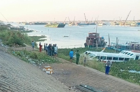 Tai nạn hy hữu trên sông Tiền: Tàu Hàng Châu chở du khách thiếu quan sát?- Ảnh 2. Các lực lượng chức năng đã đưa tàu và phà vào bờ để phục vụ điều tra vụ tai nạn nghiêm trọng trên sông Tiền - Ảnh: MINH KHANG
