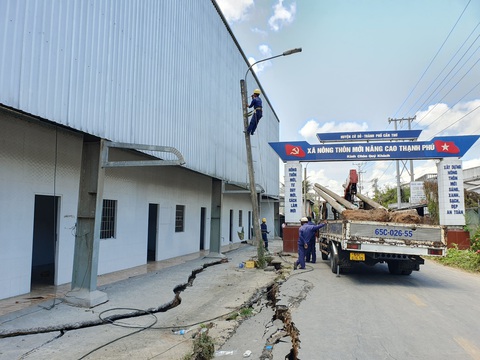 Cấm tàu, xe qua lại khu vực sụt lún kho gạo ở Cần Thơ- Ảnh 1. Lực lượng chức năng đang tiếp tục tháo dỡ, khắc phục sự cố ở khu vực sụt lún kho gạo tại công ty lương thực ở huyện Cờ Đỏ - Ảnh: T.L.
