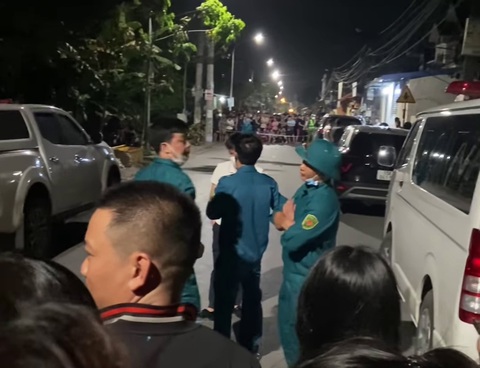 Chôn thi thể thiếu nữ nhằm phi tang trong vườn nhà tại Hải Phòng- Ảnh 2. Người dân theo dõi việc khám nghiệm hiện trường, khai quật nơi chôn thi thể thiếu nữ nhằm phi tang được thực hiện đêm 19-4 - Ảnh: KIỀU MINH