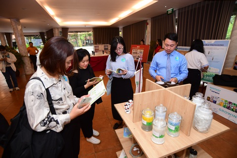 Khách mời tham quan khu vực triển lãm sản phẩm xanh của các thương hiệu bên lề hội thảo - Ảnh: QUANG ĐỊNH