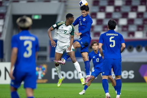 U23 Thái Lan thảm bại trước đương kim vô địch Saudi Arabia- Ảnh 2. Các cầu thủ U23 Thái Lan (áo xanh) đã không thể duy trì được nền tảng thể lực đủ tốt - Ảnh: AFC