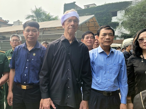Ông Ted Engelmann (giữa) và nhà văn Đặng Vương Hưng (trái), cùng Trung tướng Đặng Vũ Sơn - nguyên Trưởng Ban Cơ yếu Chính phủ tại lễ tang bà Doãn Ngọc Trâm - Ảnh: ĐẶNG VƯƠNG HƯNG Ông Ted Engelmann (giữa) và nhà văn Đặng Vương Hưng (trái), cùng Trung tướng Đặng Vũ Sơn - nguyên trưởng Ban Cơ yếu Chính phủ, tại lễ tang bà Doãn Ngọc Trâm - Ảnh: ĐẶNG VƯƠNG HƯNG cung cấp