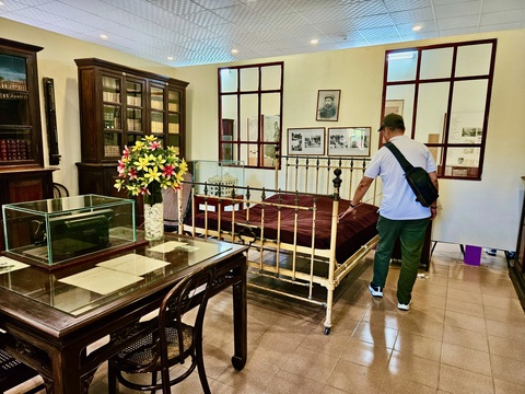Địa điểm hấp dẫn khám phá Nha Trang dịp nghỉ lễ 30-4 và 1-5- Ảnh 7. Những kỷ vật gắn liền với bác sĩ Yersin được trưng bày tại bảo tàng - Ảnh: MINH CHIẾN