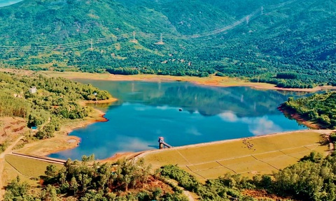Địa điểm hấp dẫn khám phá Nha Trang dịp nghỉ lễ 30-4 và 1-5- Ảnh 19. Hồ Am Chúa với màu nước trong xanh - Ảnh: MINH CHIẾN