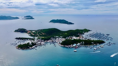 Địa điểm hấp dẫn khám phá Nha Trang dịp nghỉ lễ 30-4 và 1-5- Ảnh 2. Đảo Trí Nguyên nhìn từ trên cao - Ảnh: NHƯ VIÊN