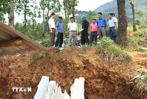 Mưa lớn kèm gió lốc gây sập nhà ở Hà Giang, một cháu bé tử vong- Ảnh 1. Phó chủ tịch UBND tỉnh Hà Giang Nguyễn Minh Tiến kiểm tra công tác khắc phục hậu quả do mưa đá, gió lốc ở thôn Mèo Vống, xã Lũng Chinh thuộc huyện Mèo Vạc, tỉnh Hà Giang - Ảnh: TTXVN